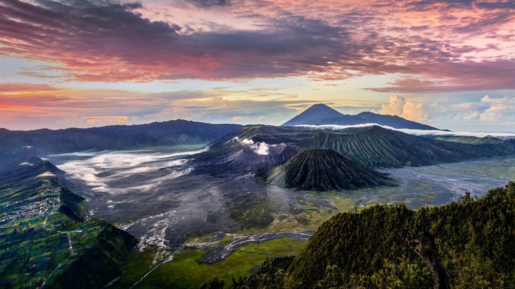 印度尼西亚爪哇岛东部 ，浓烟滚滚的布罗莫火山