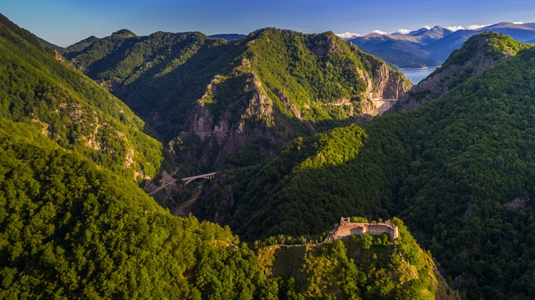 法加拉斯山,罗马尼亚 ，堡垒山上的珀纳里城堡