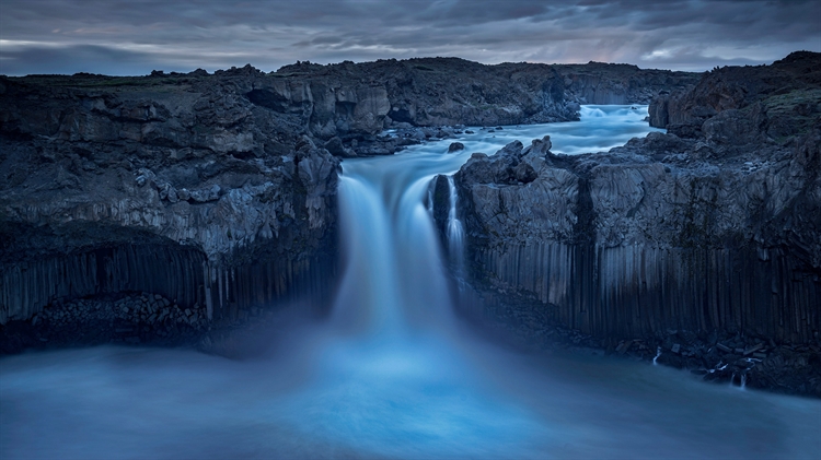冰岛北部内陆景观中的Aldeyjarfoss瀑布 