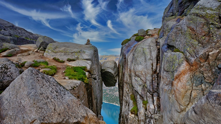 裂缝中的谢拉格伯顿石，挪威谢格拉山 