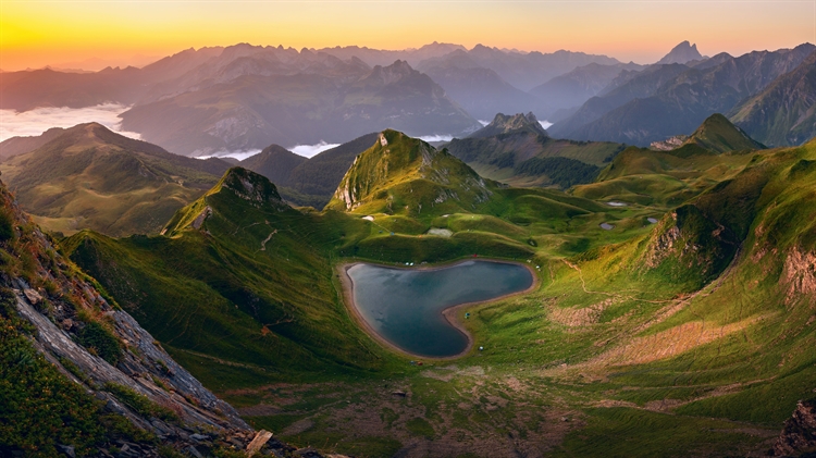 阿斯佩山谷中的蒙塔尼翁湖，法国 